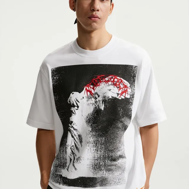 【NIKE 耐吉】短袖上衣 男 AS U NSW TEE LSE YMH DINO PRIN 運動 休閒 白色 (IQ5863100)