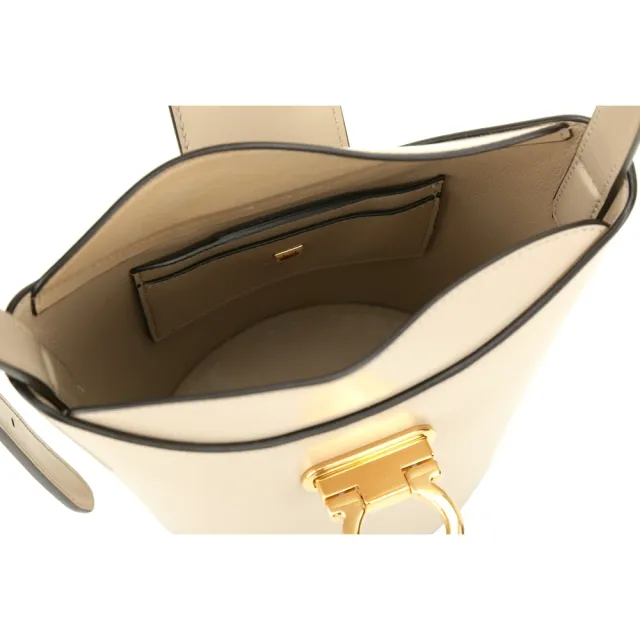 【Salvatore Ferragamo】Trifolio 馬蹄金釦牛皮肩背水桶包(卡其色)
