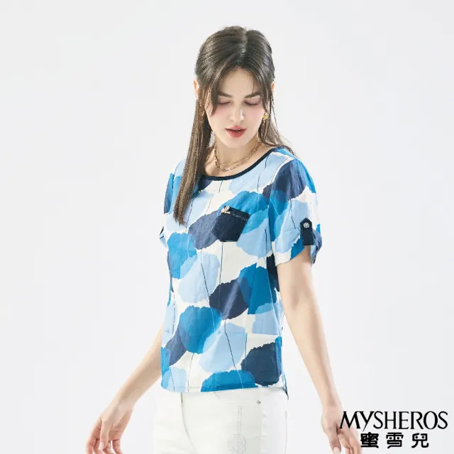 【MYSHEROS 蜜雪兒】棉質反摺釦飾短袖上衣 小口袋飾 水彩幾何印花(藍)