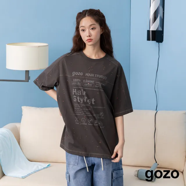 【gozo】美髮師成分表印花斑駁感涼感T恤(深灰/淺紫)