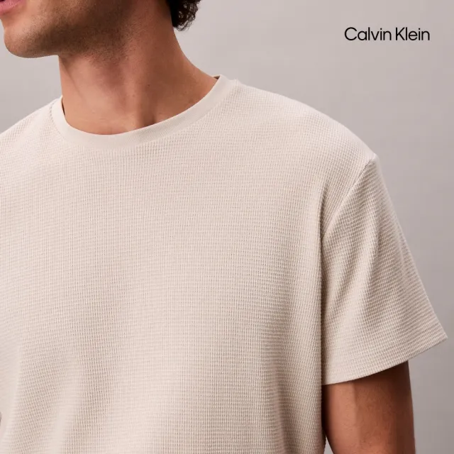 【CALVIN KLEIN】官方旗艦館CK Monogram 標籤華夫格圓領 T 恤_裸色
