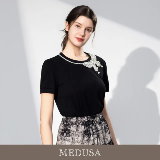 【MEDUSA 曼度莎】現貨-氣質珍珠蝴蝶領修身上衣（M-2L）｜珍珠上衣 短袖上衣 氣質穿搭