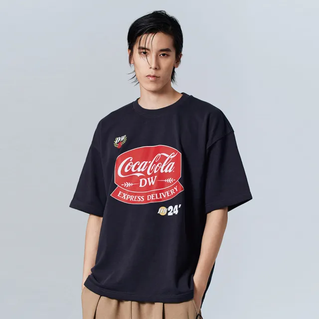 【Daniel Wong】Coca Cola 可口可樂聯名款 中性 印花高磅短袖上衣(深灰)