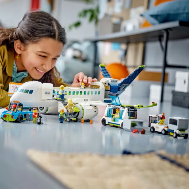 【LEGO 樂高】城市系列 60367 客機(兒童玩具 飛機模型 益智積木 機場角色扮演 互動游戲 STEM 禮物 7歲以上)