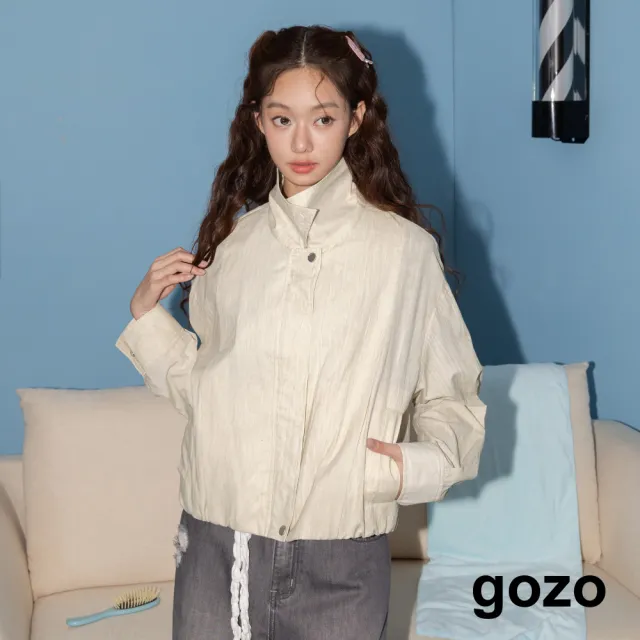 【gozo】紋理印染下襬抽皺可立領外套(灰色/米色)