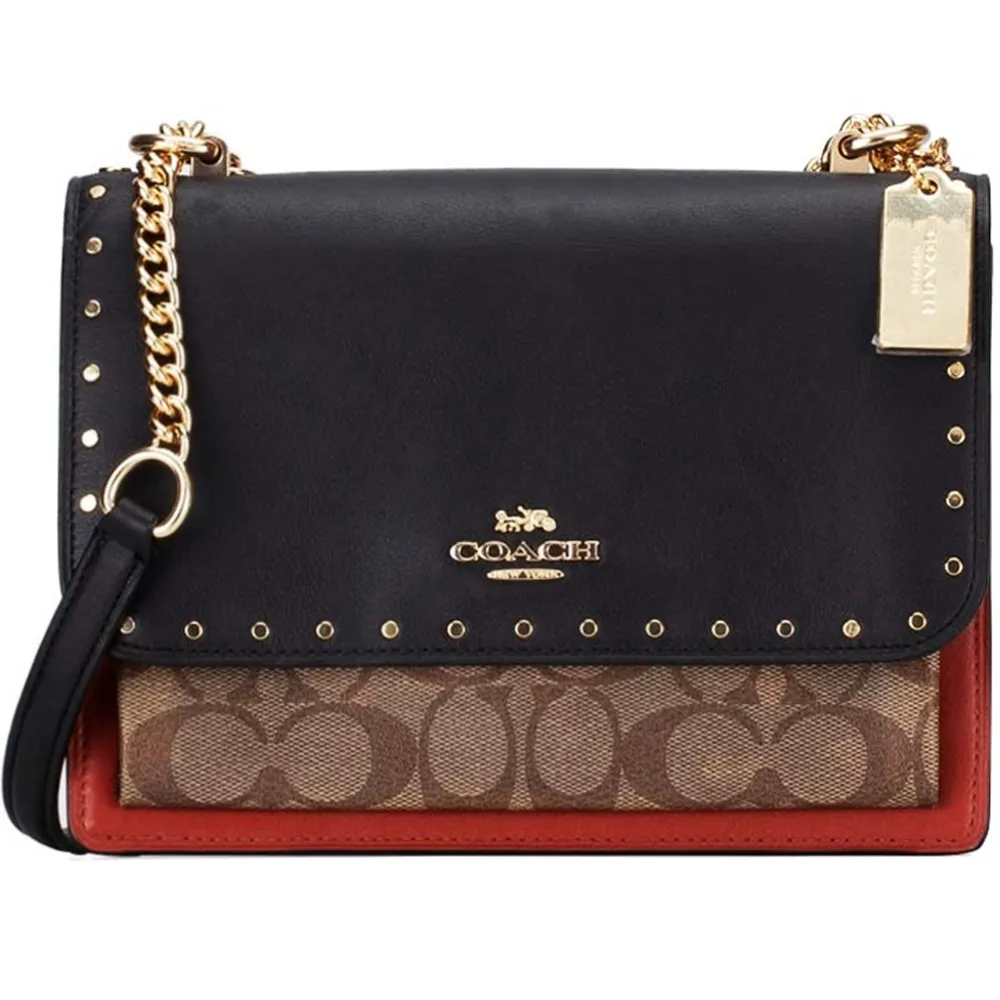 【COACH】Klare黑X磚紅X卡其PVC滿版LOGO鉚釘拼接蛇紋邊風琴鍊帶斜背包(瑕疵出清)