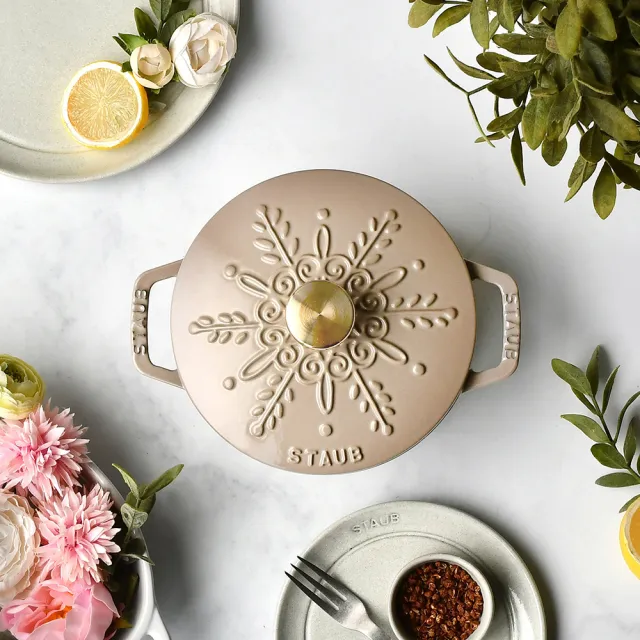 【STAUB】雪花雕花琺瑯鑄鐵鍋和食鍋16cm5件組附橢圓盤25cm、瓷盤20cm、鍋把手(德國雙人牌集團官方直營)