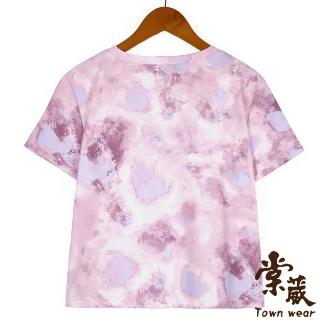 【TOWN’WEAR 棠葳】暈染字母亮片刺繡短袖上衣(女上衣/女上著/短袖/圓領/印花/字母/休閒上衣)