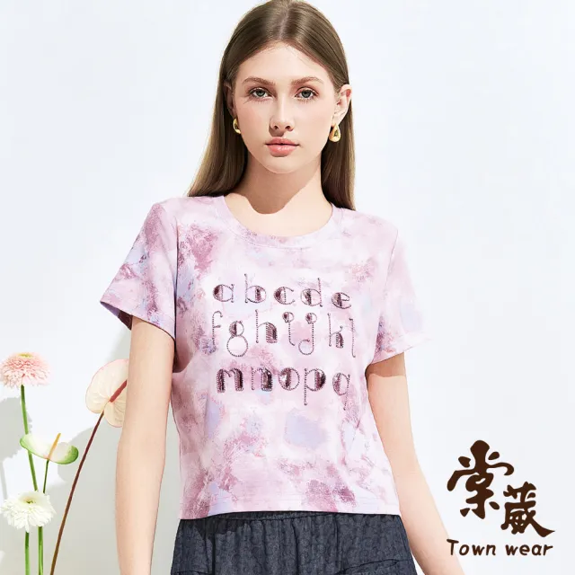 【TOWN’WEAR 棠葳】暈染字母亮片刺繡短袖上衣(女上衣/女上著/短袖/圓領/印花/字母/休閒上衣)