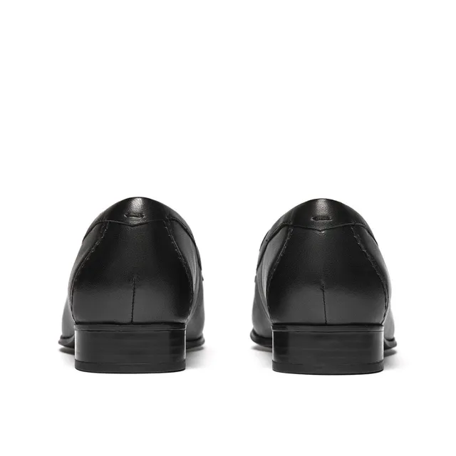 【Clarks】女鞋 Routee25 Penny 經典小圓頭金屬飾釦樂福鞋 平底鞋(CLF84911D)