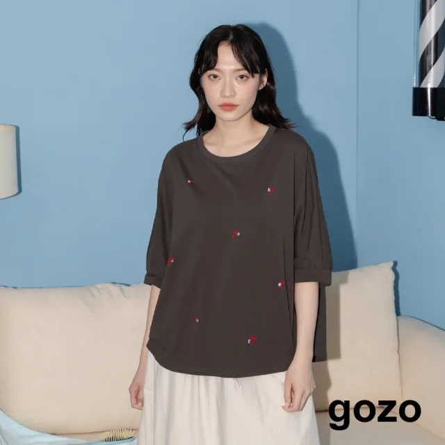 【gozo】MOMO獨家款★限量開賣 日期記錄繡花寬版連袖T恤(深灰/米白)
