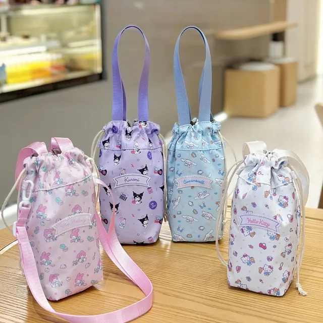 【SANRIO 三麗鷗】日系可愛印花造型可提可背束口拉繩水壺袋(水杯袋/飲料袋/手搖飲袋)