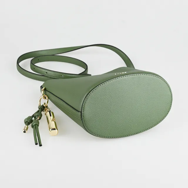 【FURLA 芙拉】FURLA精品小牛皮吊飾編織磁釦斜背水桶包(迷你/綠)