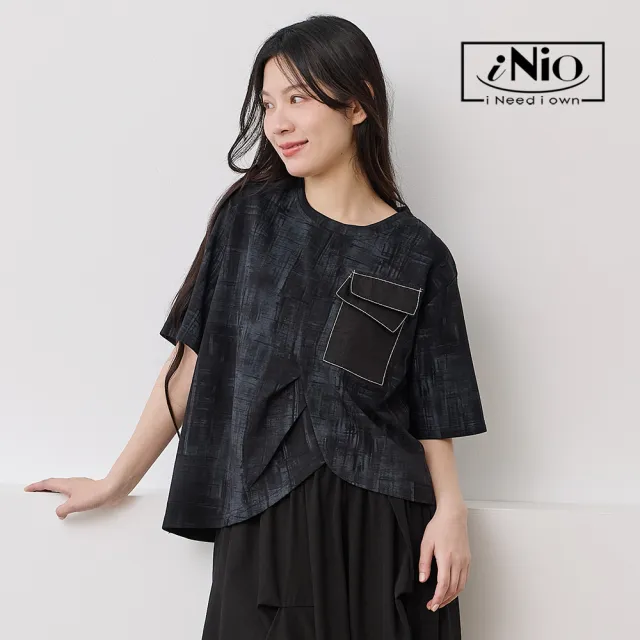 【iNio 衣著美學】縫線口袋分衩下襬修身短袖上衣 女弧形交錯下襬圓領棉T 異材質拼接口袋寬鬆上衣  CHW1133