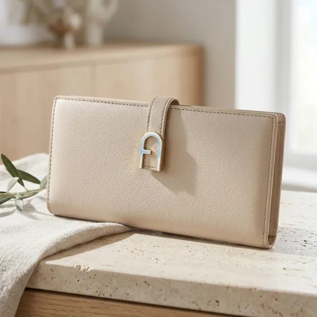 【FURLA 芙拉】FURLA 小牛皮Flow系列7卡壓釦式折疊長夾(燕麥米白)