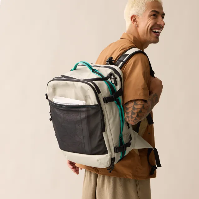 【BAGSMART】旅人Pro大容量登機後背包40L(防盜 防潑水 旅行袋 登山包 登機包 露營包)