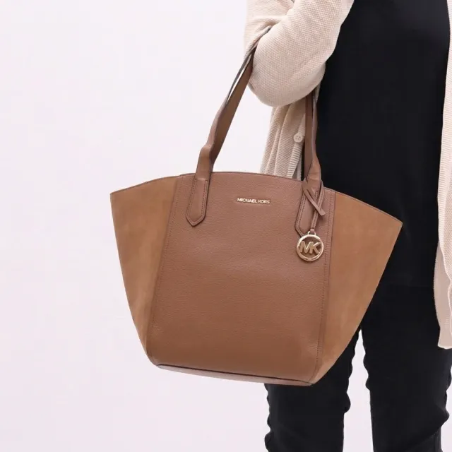 【Michael Kors】簡約圓標LOGO吊飾絨面皮革拼接肩背托特包(大款 全新福利品)