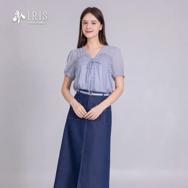 【IRIS 艾莉詩】典雅V領蕾絲壓飾上衣-藍色(62140)