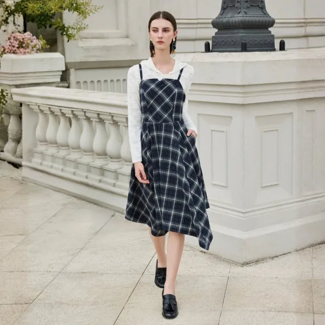 【ILEY 伊蕾】細肩帶格紋不對稱下襬洋裝(深藍；M-XL；1264527201)