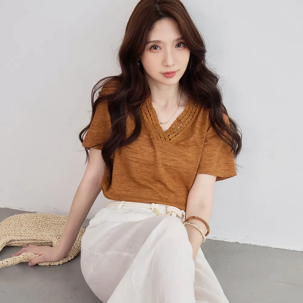 【OB 嚴選】竹節棉麻花V領短袖上衣 《AB21278-》 適 M~2L