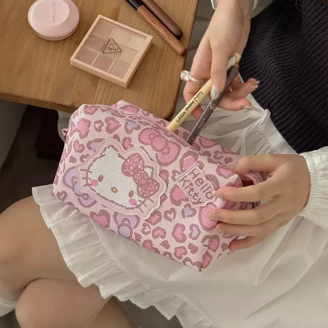 【SANRIO 三麗鷗】雙11 粉豹紋凱蒂貓手提化妝包(洗漱包)