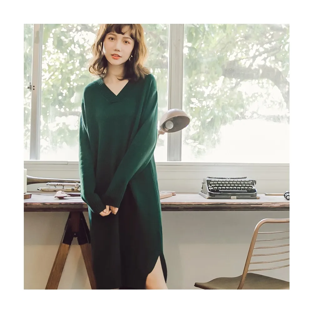 【OB 嚴選】純色V領前短後長開衩針織洋裝 《FA1763》