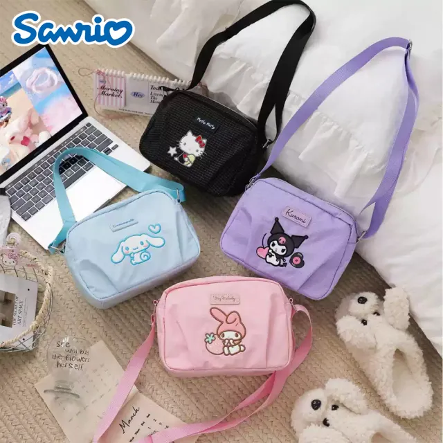 【SANRIO 三麗鷗】大耳狗凱蒂貓簡約格紋斜背包(美樂蒂/酷洛米)