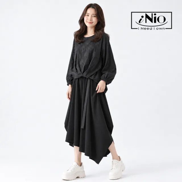 【iNio 衣著美學】前短後長圓紋抓褶長袖上衣 女大圓領落肩棉T 交錯皺摺縮口袖上衣  CHW1523