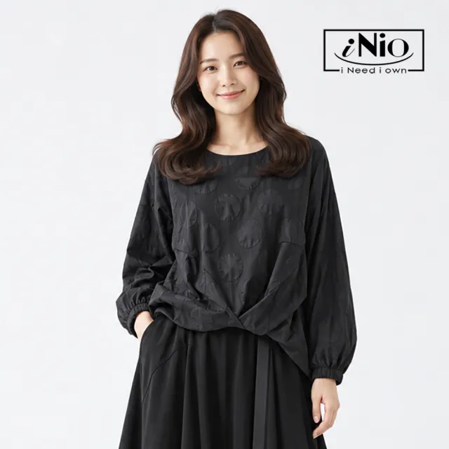 【iNio 衣著美學】前短後長圓紋抓褶長袖上衣 女大圓領落肩棉T 交錯皺摺縮口袖上衣  CHW1523