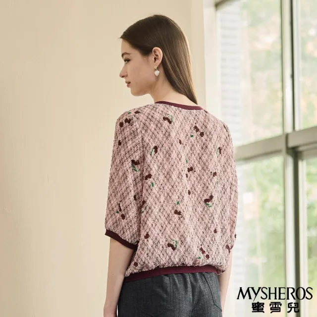 【MYSHEROS 蜜雪兒】壓紋圓領七分袖上衣 甜美櫻桃格紋(粉)