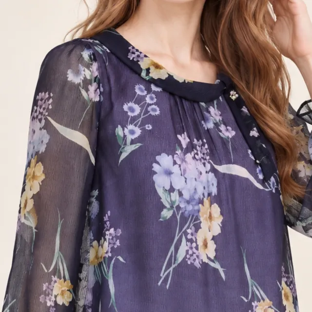 【ILEY 伊蕾】優雅花卉印花上衣(深紫；M-3L；1263181403)