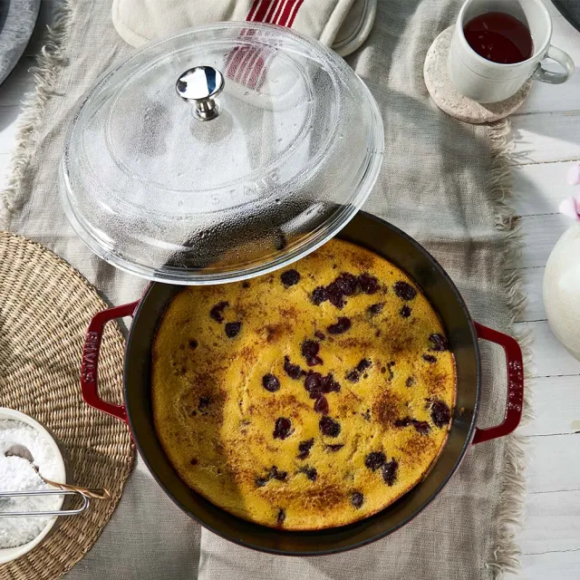 【STAUB】琺瑯鑄鐵雙耳煎鍋24cm含蓋+瓷盤餐盤20cm+矽膠配件2件組(德國雙人牌集團官方直營)