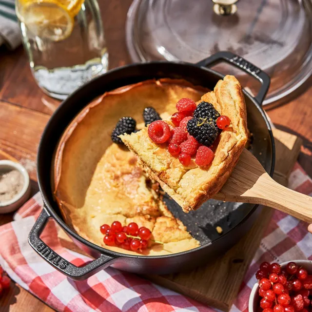 【STAUB】琺瑯鑄鐵雙耳煎鍋24cm含蓋+瓷盤餐盤20cm+矽膠配件2件組(德國雙人牌集團官方直營)