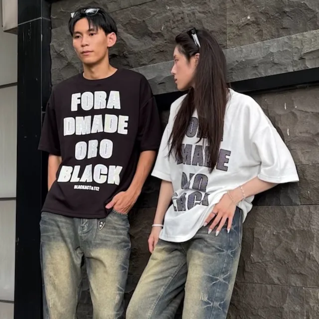 【AMERO】男女同款 圓領短袖Ｔ恤 滿版字母印花