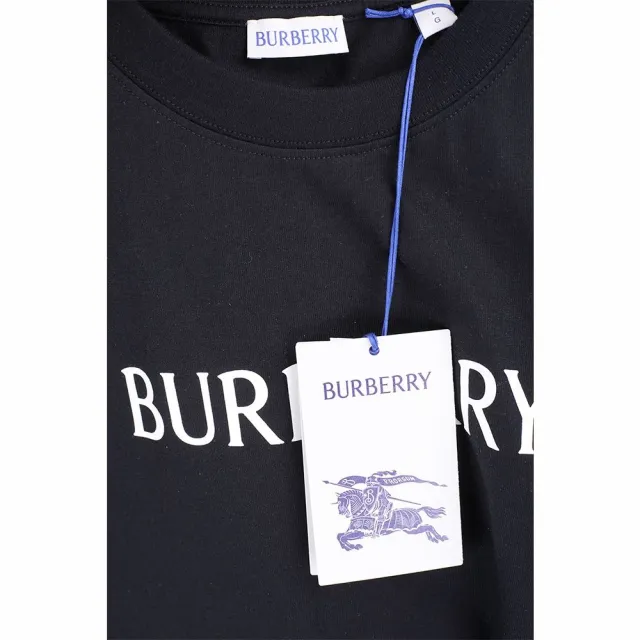 【BURBERRY 巴寶莉】新版 男女版 徽標印花棉質黑色短袖TEE T恤(字母 精品T)