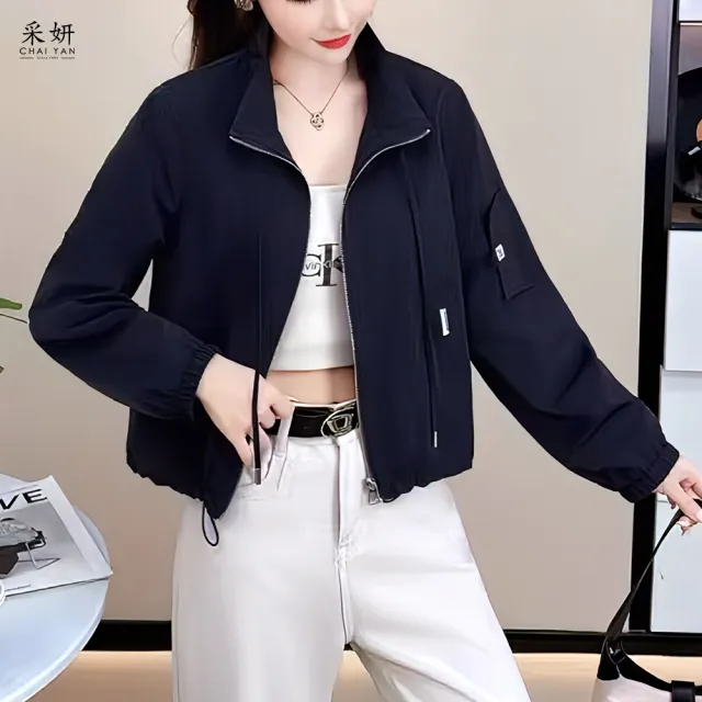 【CHAI YAN 采妍】單口袋袖子布標拉鍊抽繩立領外套(秋冬女裝/中大尺碼/休閒/輕量/保暖/休閒)