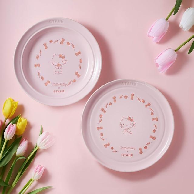 【STAUB】Hello Kitty 粉紅奶酪圓形陶瓷深淺餐盤22cm 2件組-經典凱蒂/繽紛花園任選(德國雙人集團官方直營)