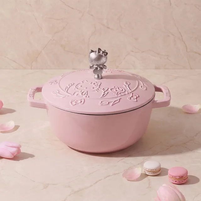 【STAUB】Hello Kitty 粉紅奶酪夢幻雕花琺瑯鑄鐵和食鍋20cm-凱蒂花園(德國雙人集團官方直營)
