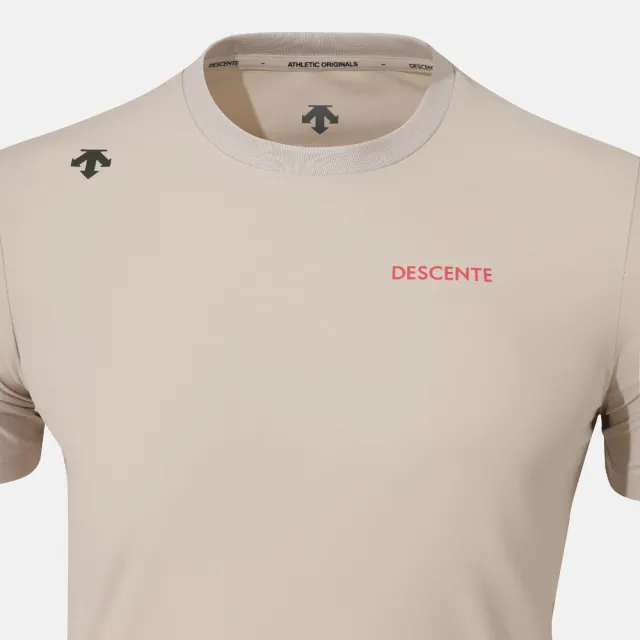 【DESCENTE】短袖上衣 男 女 中性 快排 BACK GRAPHIC SHORT SLEEVET-SHIRTS 淺咖 SR323RTS78-BEG0