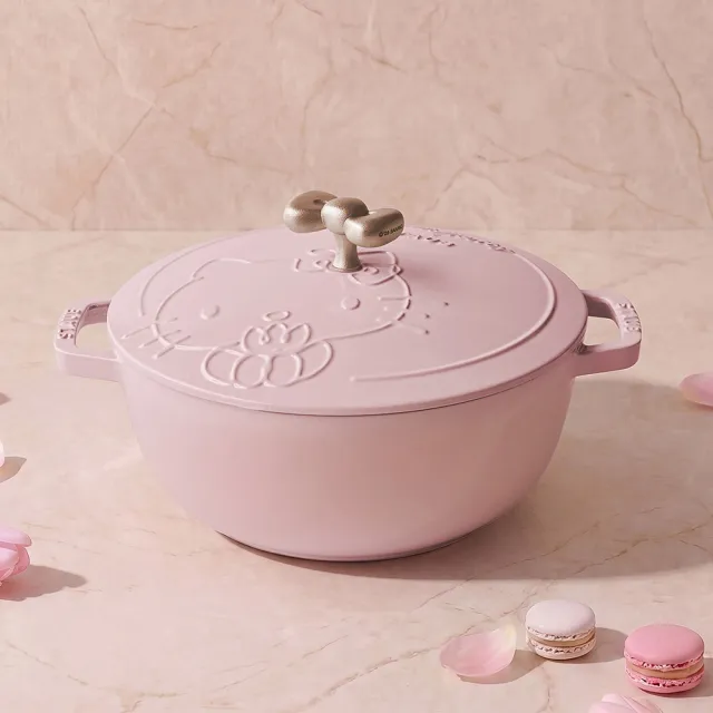 【STAUB】Hello Kitty 粉紅奶酪夢幻雕花琺瑯鑄鐵和食鍋24cm-經典凱蒂(德國雙人集團官方直營)