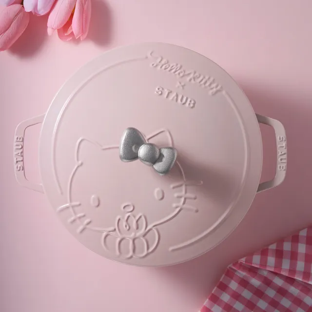 【STAUB】Hello Kitty 粉紅奶酪夢幻雕花琺瑯鑄鐵和食鍋24cm-經典凱蒂(德國雙人集團官方直營)