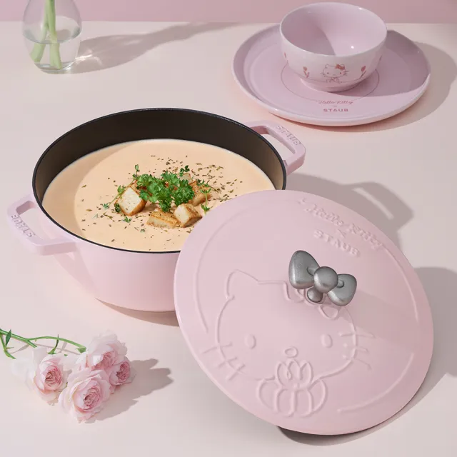 【STAUB】Hello Kitty 粉紅奶酪夢幻雕花琺瑯鑄鐵和食鍋24cm-經典凱蒂(德國雙人集團官方直營)