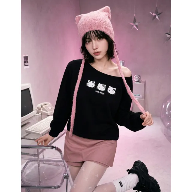 【CACO】Hello Kitty斜肩寬領印刷大學T(M2SA038)