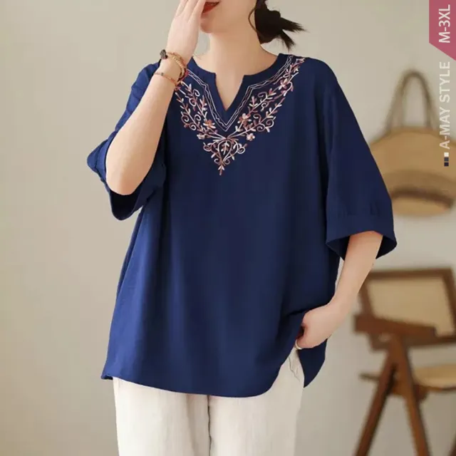 【Amay Style 艾美時尚】秋新品 中大尺碼女裝 T恤 文藝感V領刺繡寬鬆五分袖上衣。M-3XL(3色.預購)