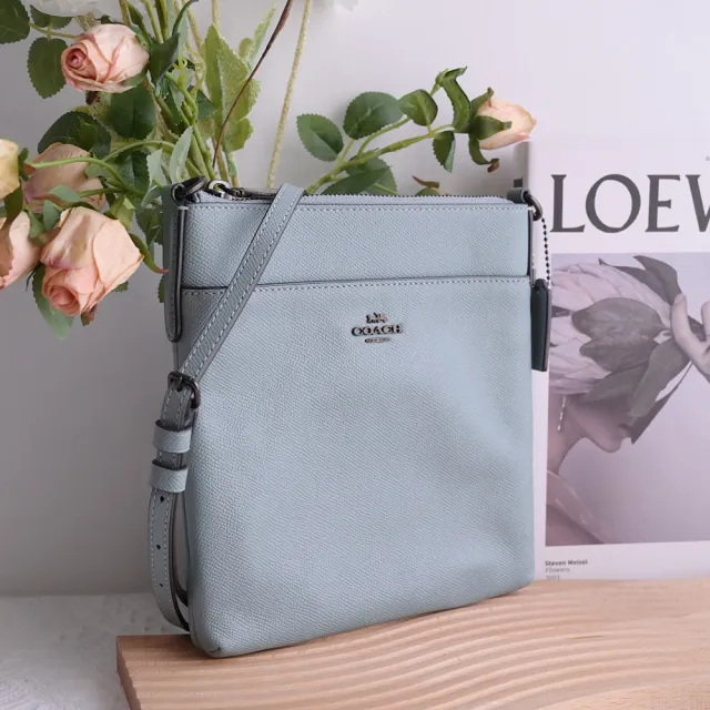 【COACH】簡約經典金屬LOGO素面皮革扁包方包斜背包(灰藍)