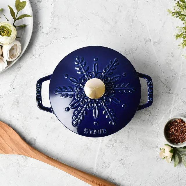 【STAUB】雪花雕花琺瑯鑄鐵鍋和食鍋16cm-深藍色/新舊包裝隨機出貨(德國雙人牌集團官方直營)