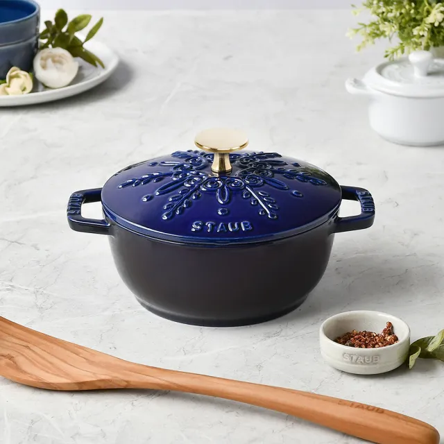 【STAUB】雪花雕花琺瑯鑄鐵鍋和食鍋16cm-深藍色/新舊包裝隨機出貨(德國雙人牌集團官方直營)