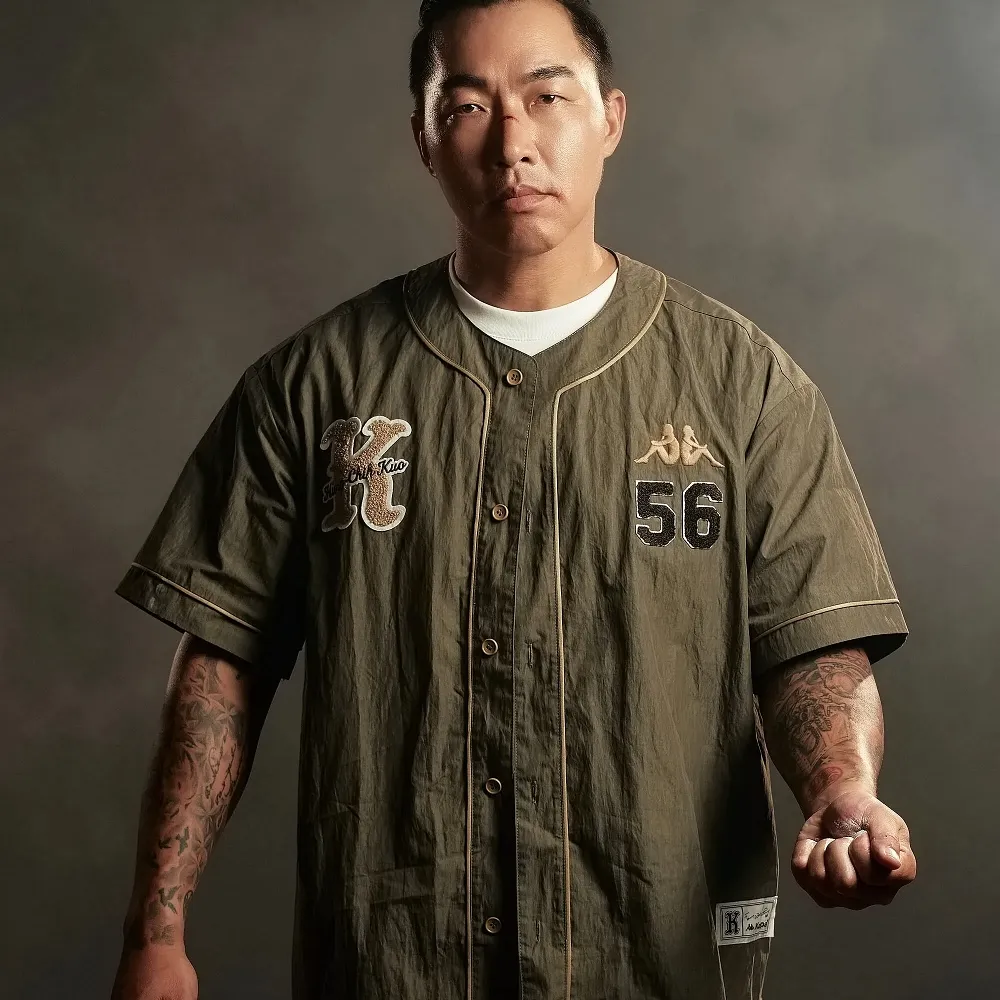 【KAPPA】Kappa x 郭泓志 K系列 美式經典棒球衫 男女適穿 軍綠 342I2EW406