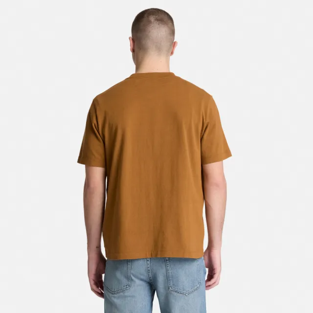【Timberland】男款深小麥色厚磅皮革徽章短袖T恤(A26WWEH2)