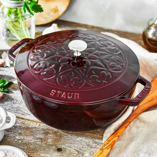 【STAUB】Lily雕花琺瑯鑄鐵鍋和食鍋26cm-石榴紅(德國雙人牌集團官方直營)